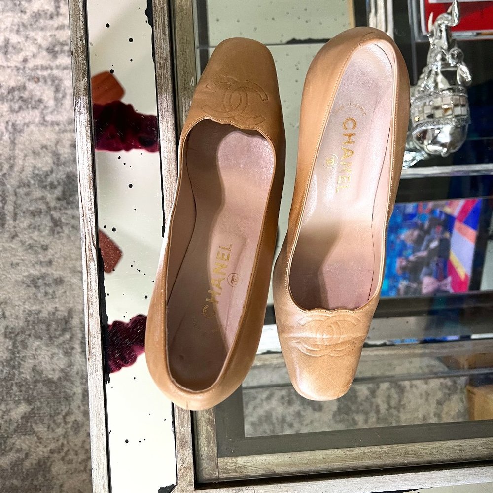 Authentic Vintage Chanel leather heels taupe/nude